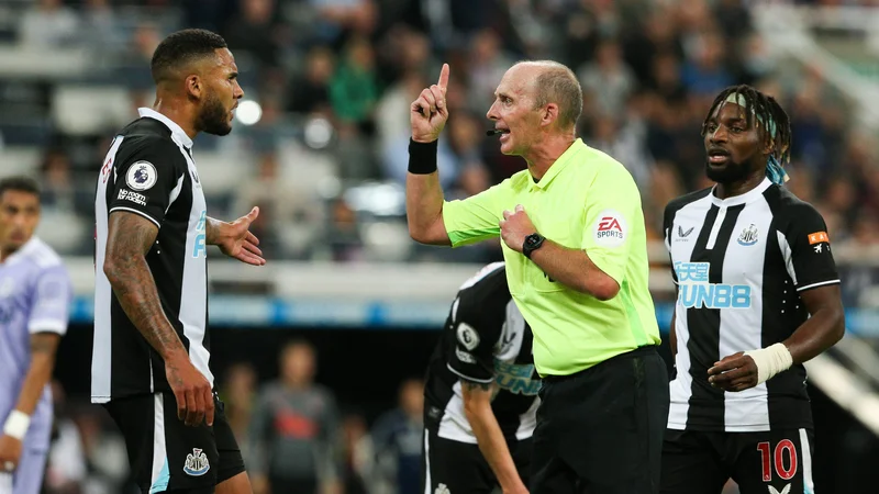 Arbitrage Premier League : Les "jeux" de Mike Dean — Ce que ça signifie pour vos paris