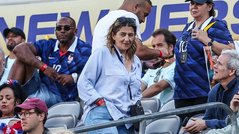 Stratégie Gagnante à Caen : L'Interdiction des Portables par Fayza Lamari, un Signal Fort pour la Montée en Ligue 2