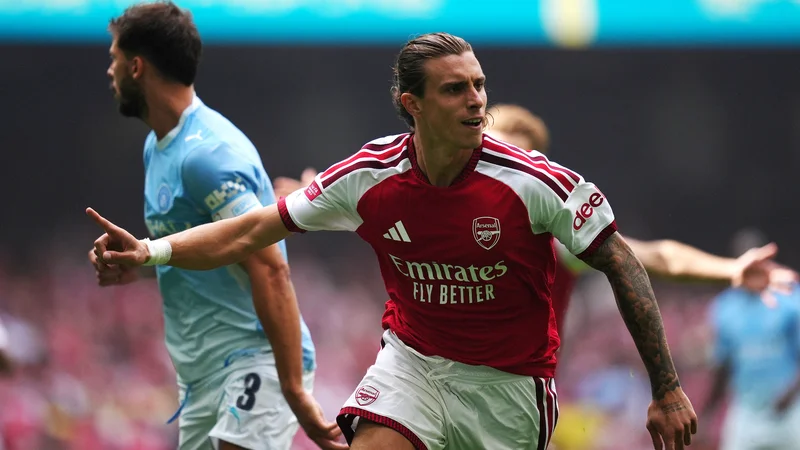 Calafiori Éclaire le Community Shield : Arsenal Donne le Ton, Quelles Conséquences pour Vos Paris ?