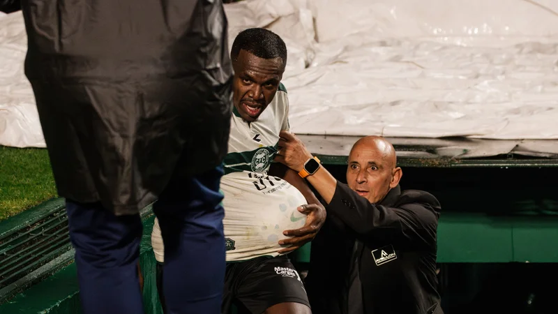 Choc en Série A : Le Défenseur Jacy Blessé Après une Célébration Catastrophique – Quel Impact sur son Équipe ?