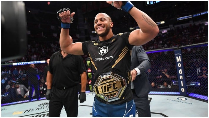 Ciryl Gane : Pas de titre incontesté — Les cotes MMA s'affolent