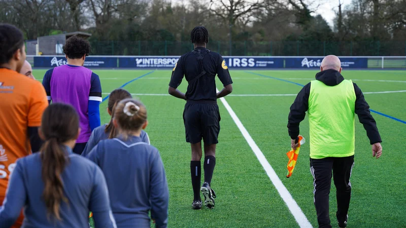 Faut-il parier sur la prudence des arbitres ? Les cotes sur les cartons s'emballent