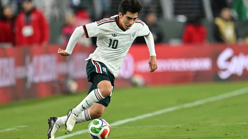 Gilberto Mora : Plus jeune buteur mexicain — Vos paris sur l'attaque du Mexique