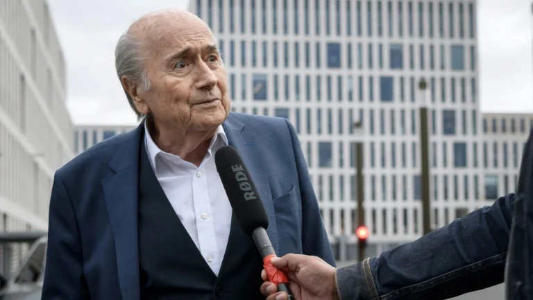 Guerre des Titans à la FIFA : Blatter Cible Infantino et le Futur du Football Mondial