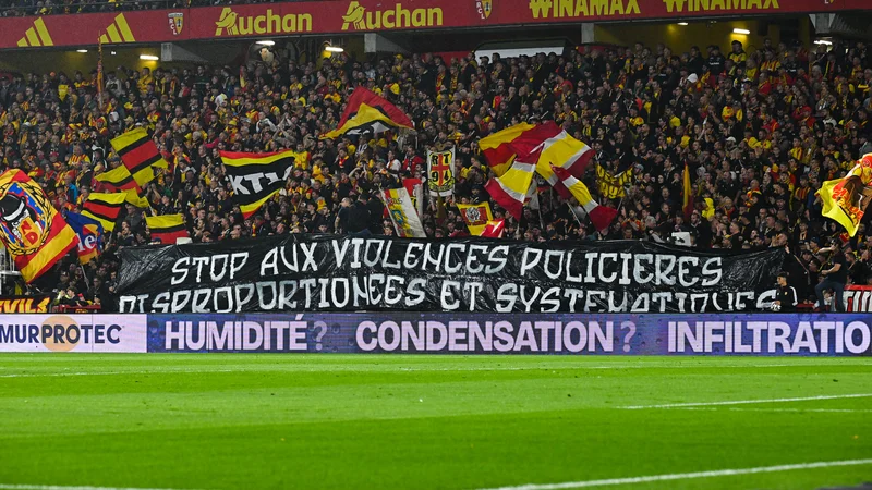 Lens : Banderole tendue — Les bookmakers sur le qui-vive