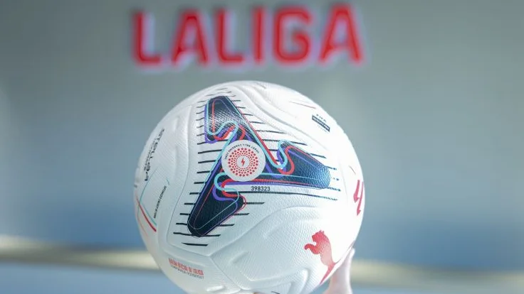 Liga 2024/2025 : Le Ballon Connecté Révolutionne l'Arbitrage et les Paris Sportifs