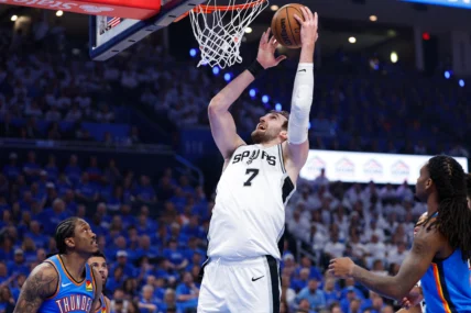 Luke Kornet des Spurs et l'Épisode des Sœurs : Quel Impact sur la Sérénité du Moneyline face au Thunder ?