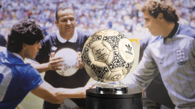 L'Héritage de Maradona et le Ballon de la 'Main de Dieu': Quel Vent Souffle pour l'Albiceleste?