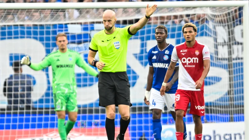 Monaco furieux après l'arbitrage — Les bookmakers surveillent la tension