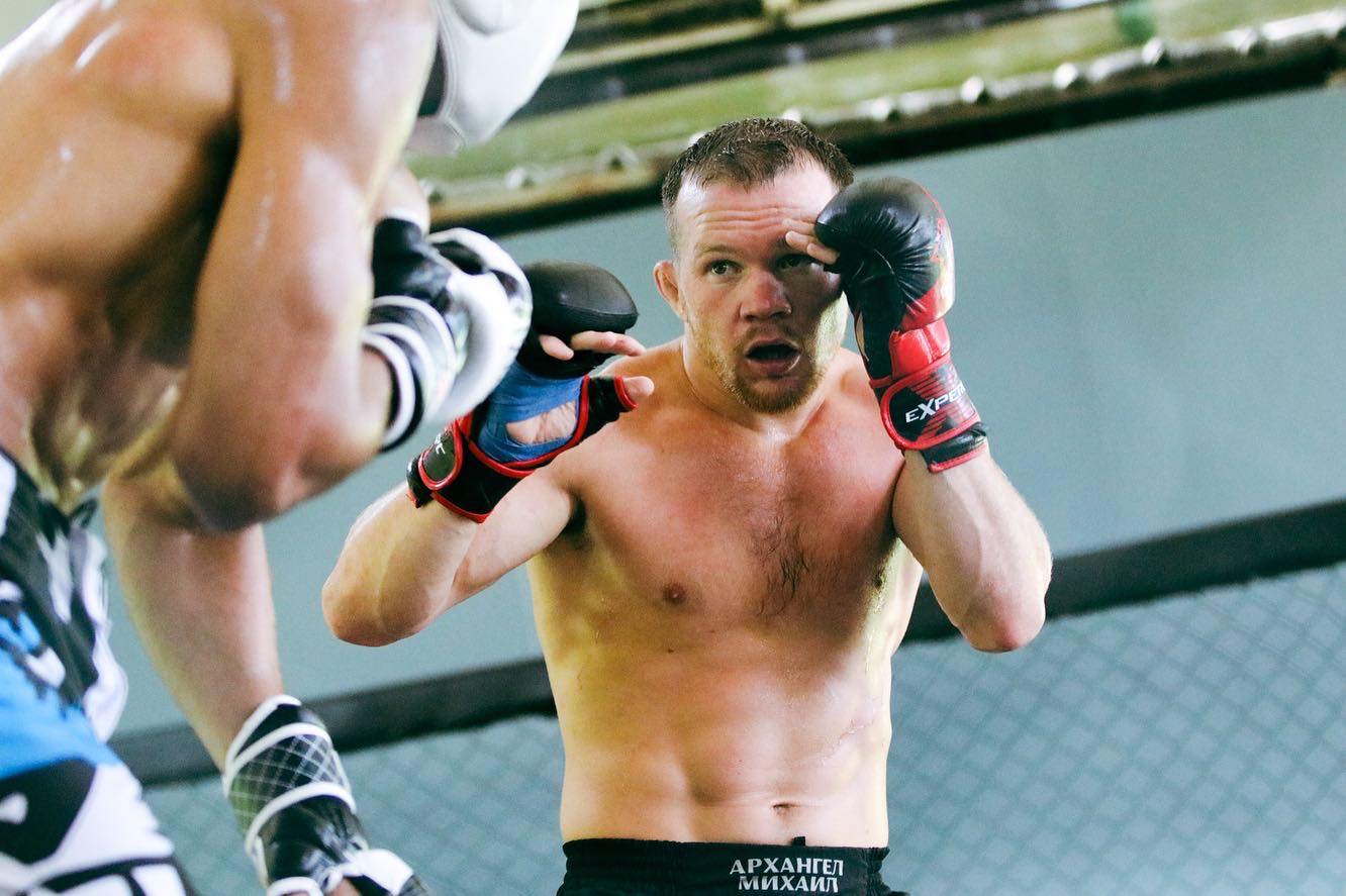 Petr Yan : Le 'No Mercy' de retour à l'entraînement après chirurgie ! Quel impact sur son Moneyline ?