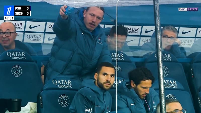 L'Ambiance Décontractée du PSG: Les Antics de Safonov sur le Banc Révèlent-ils un Edge Psychologique pour les Prochains Matchs?