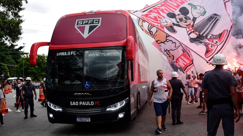 Scandale en Bolivie: Le Bus aux Couleurs du Sao Paulo FC Impliqué dans une Affaire de Drogue – Quel Impact sur le Prochain Match du Tricolor?