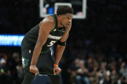 Timberwolves : John Konchar Coupé, Quel Impact sur la Stratégie de Roster et les Futures Cotes NBA ?