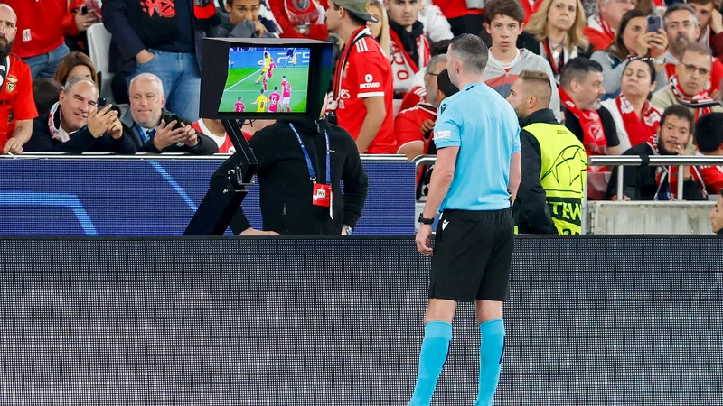 UEFA révolutionne le VAR avec 'Clear Line' : Quel impact sur vos paris en Ligue des Champions ?