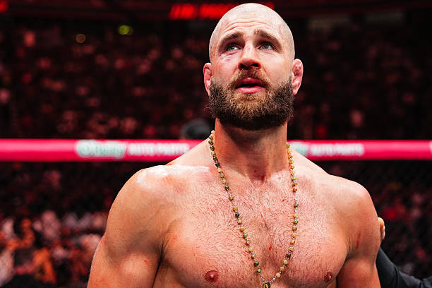 UFC 327 : Procházka vs Ulberg – La Ceinture LHW Vacante, Quelles Cotes Révèlent les 'Tight Lines' ?