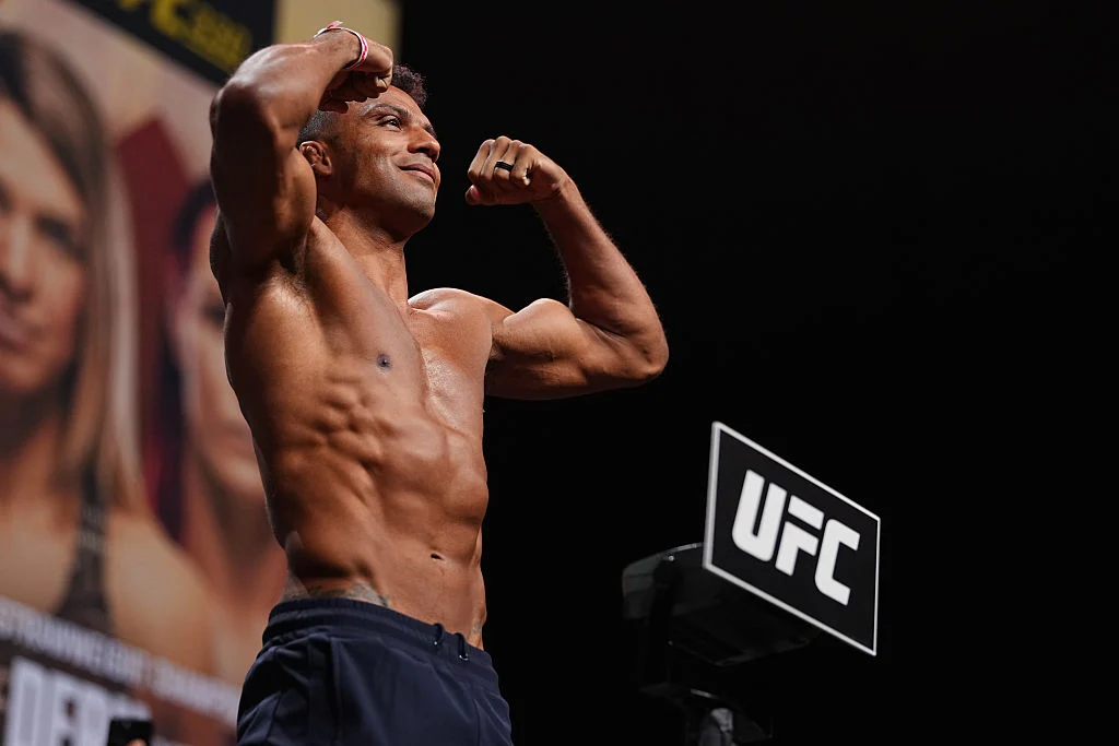 UFC 330 : Ribovics, Grand Favori Face à Barboza – Opportunité ou Piège pour vos Paris ?