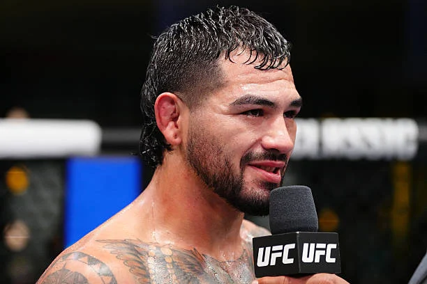UFC Sacramento: La Ligne Se Resserre pour Anthony Hernandez face à Gregory Rodrigues – Nos Cotes Stratégiques