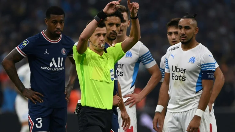 VAR : Le Facteur X des Pronostics Football – Maîtriser l'Imprévisible pour Vos Paris !