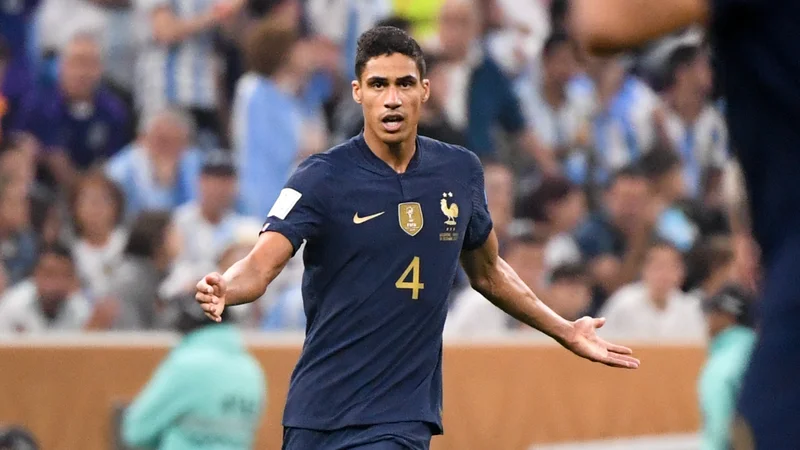 Varane Révolutionne Côme : L'Interdiction des Têtes en Académie – Quel Impact pour le Club ?