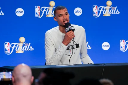Wembanyama Révèle la Clé du Succès des Spurs Face aux Knicks : Moins d'Erreurs, Plus de Valeur !