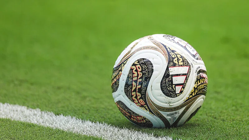 Zeph Thomas : Le Globe-Trotter aux 39 Clubs Débarque en FA Cup avec Dearne & District – Une Analyse de Valeur pour les Paris